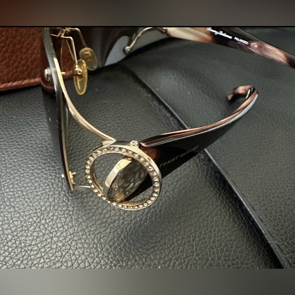 Tommy Bahama Women’s Sunglasses - Picture 4 of 5